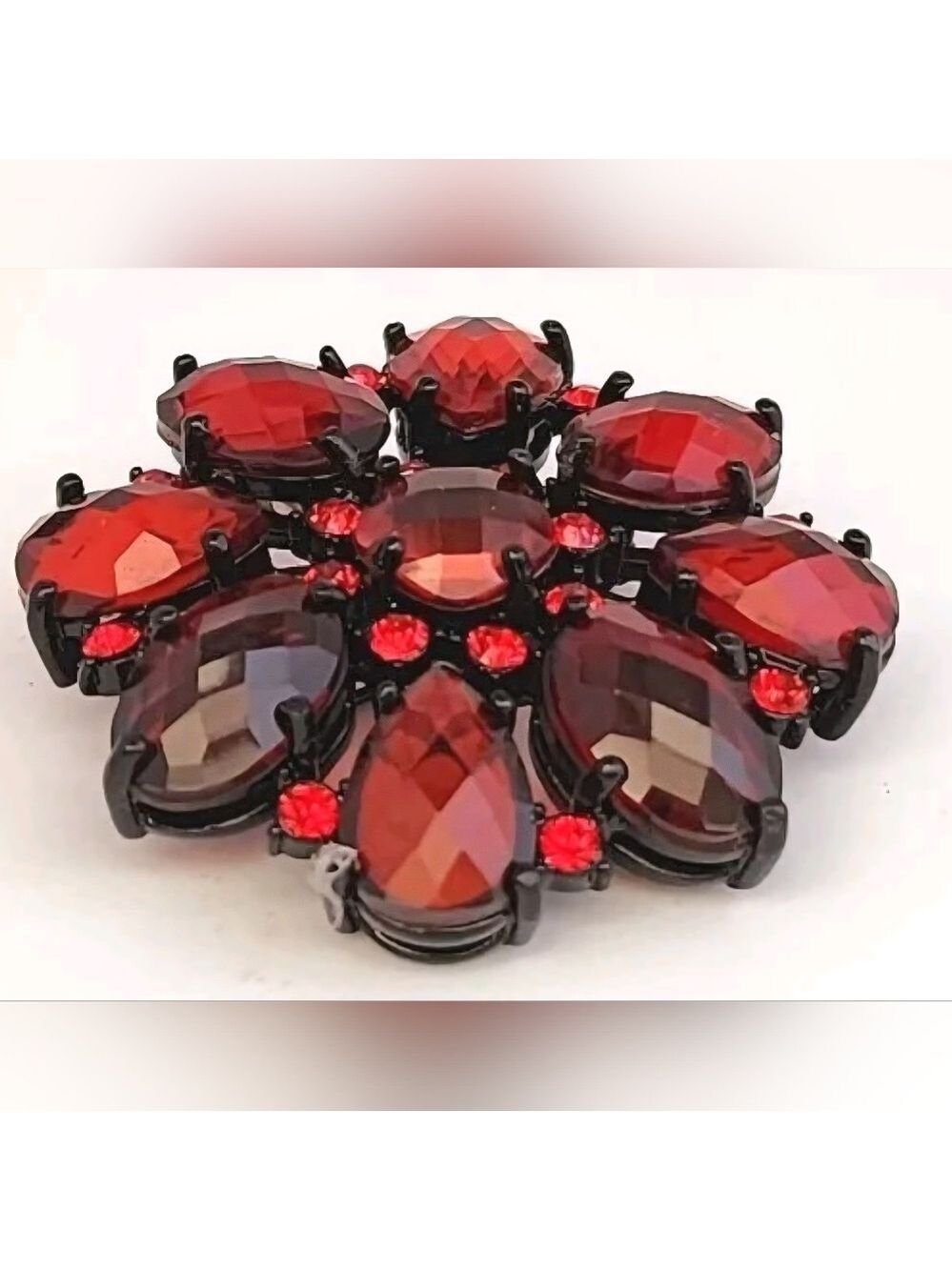 JOAN RIVERS RADIANT "RED" CRYSTALS & FACETED LUCITE FLOWER BROOCH PIN NWOT-2"